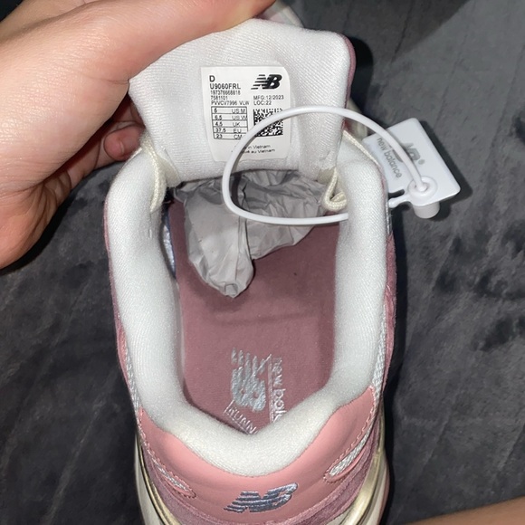 🍒NWT Viral Sold out Rose Pink New Balance 9060 running shoes! - Picture 9 of 10